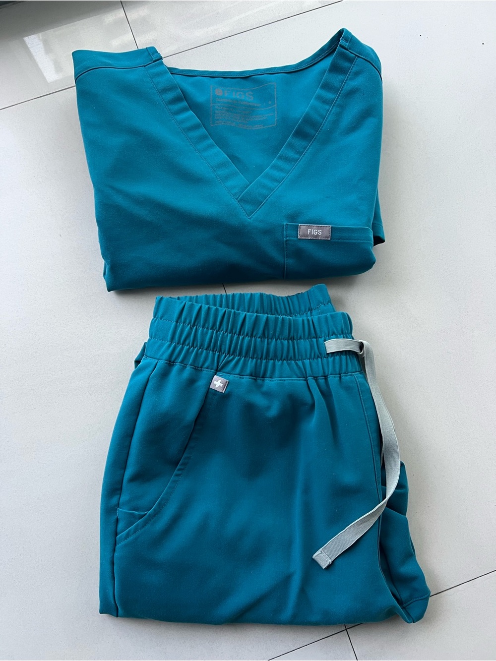 FIGS Scrubs Set
